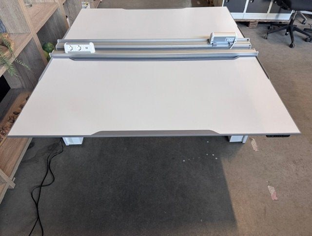 Elektrische zit-sta duo-bureau met stopcontact, 499euro/st, Huis en Inrichting, Gebruikt, Metaal, Ophalen of Verzenden, Industrieel