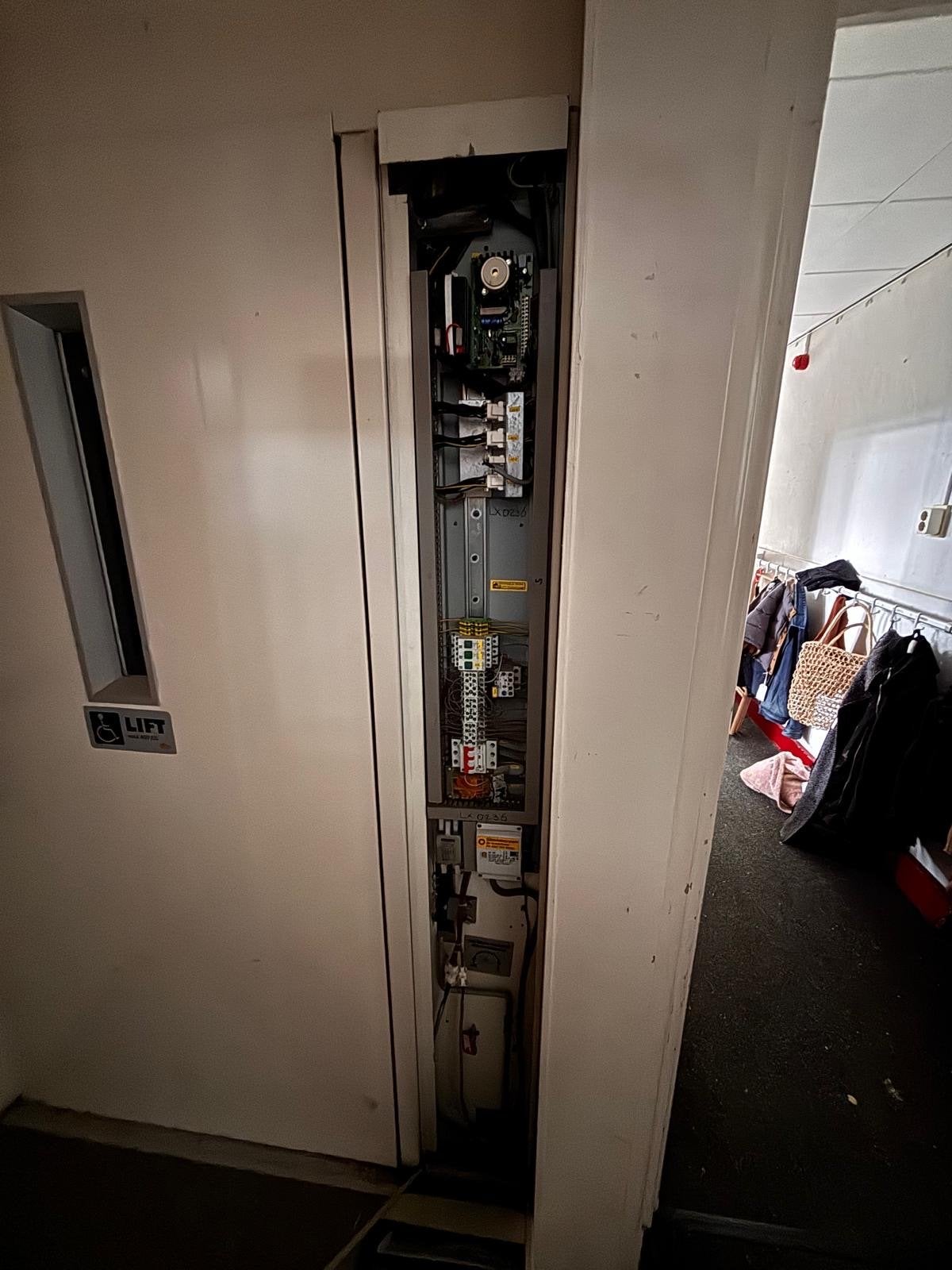 Personenlift platformlift A5000 A7000 functionerend, Diversen, Ophalen, Zo goed als nieuw
