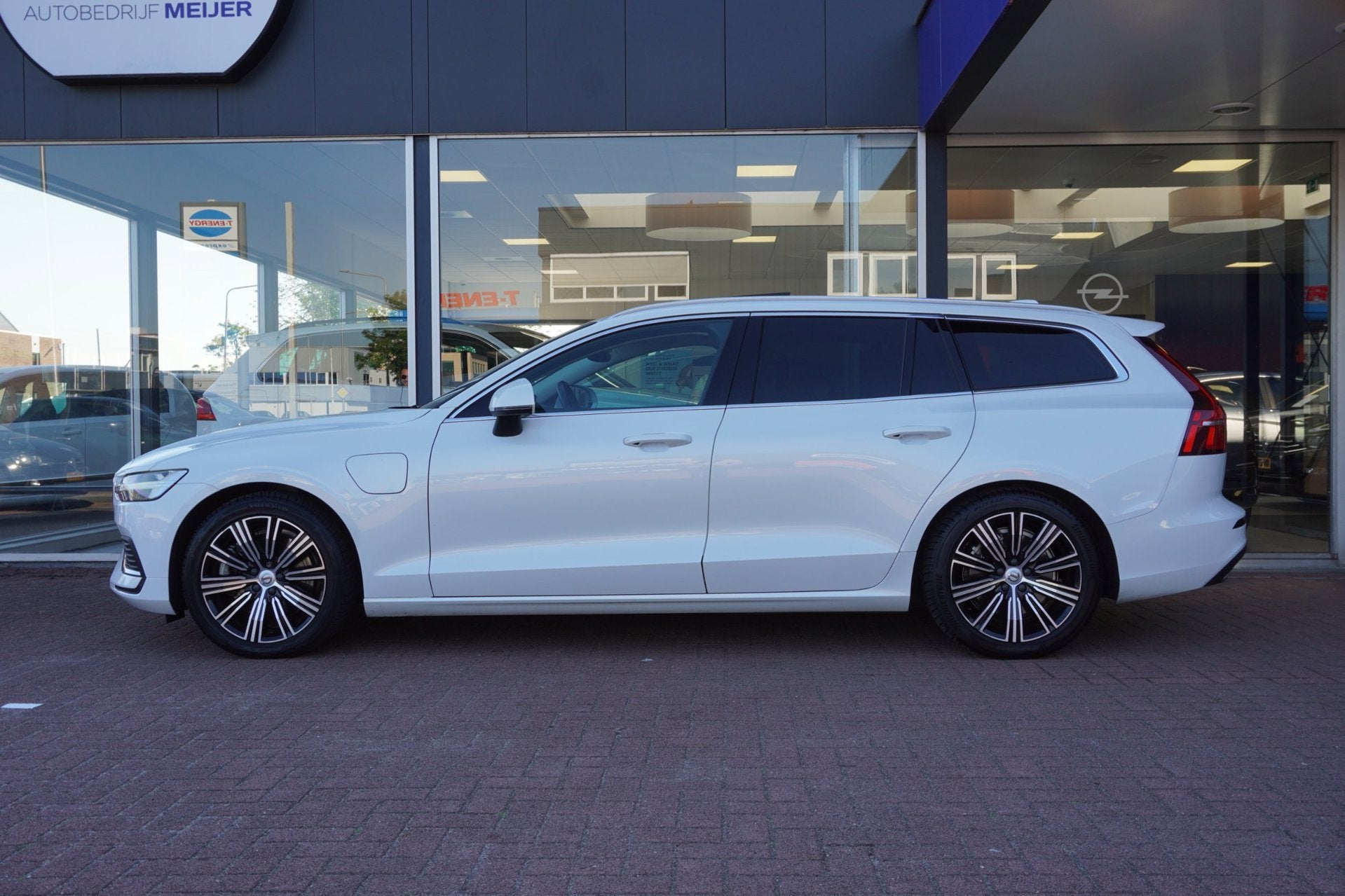 Volvo V60 2.0 T6 Recharge AWD Inscription Automaat | Panodak, Auto's, Volvo, Gebruikt, 4 cilinders, Wit, 420 min