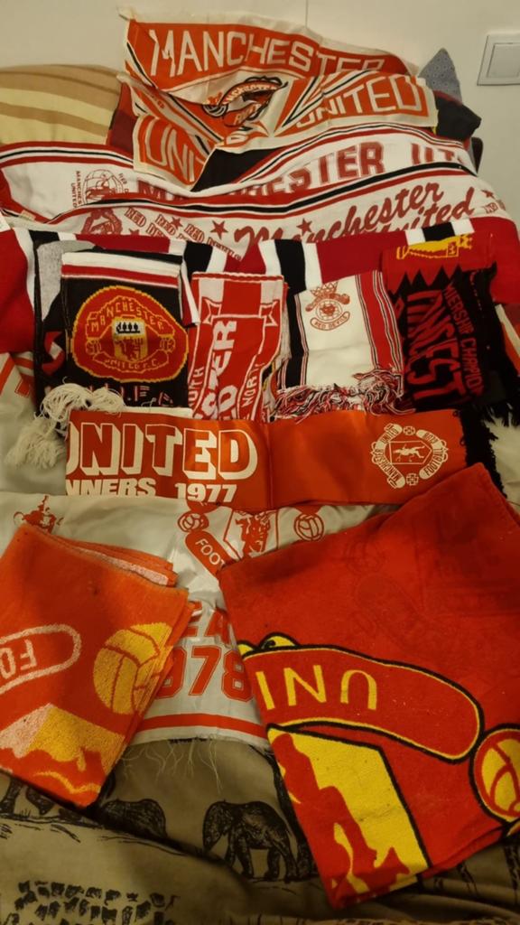 Op zoek naar oude Manchester United spullen, Ophalen of Verzenden, Zo goed als nieuw, Buitenlandse clubs, Vaantje of Sjaal