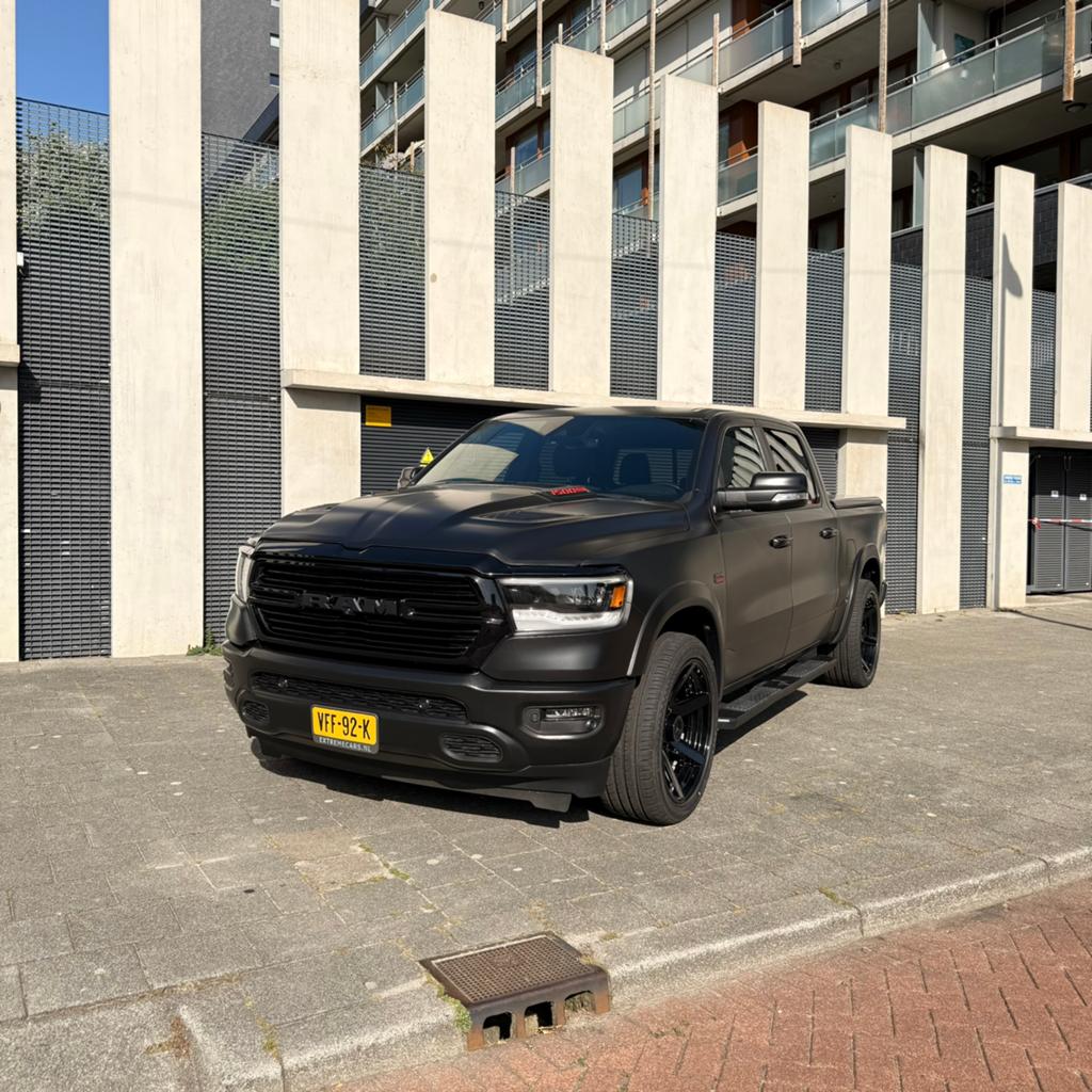 Dodge RAM 1500 Sport 5.7 V8 LPG |4x4| Satin Black | 22”4PLAY, Auto's, Bestelauto's, Automaat, 5654 cc, Lichtsensor, Zwart