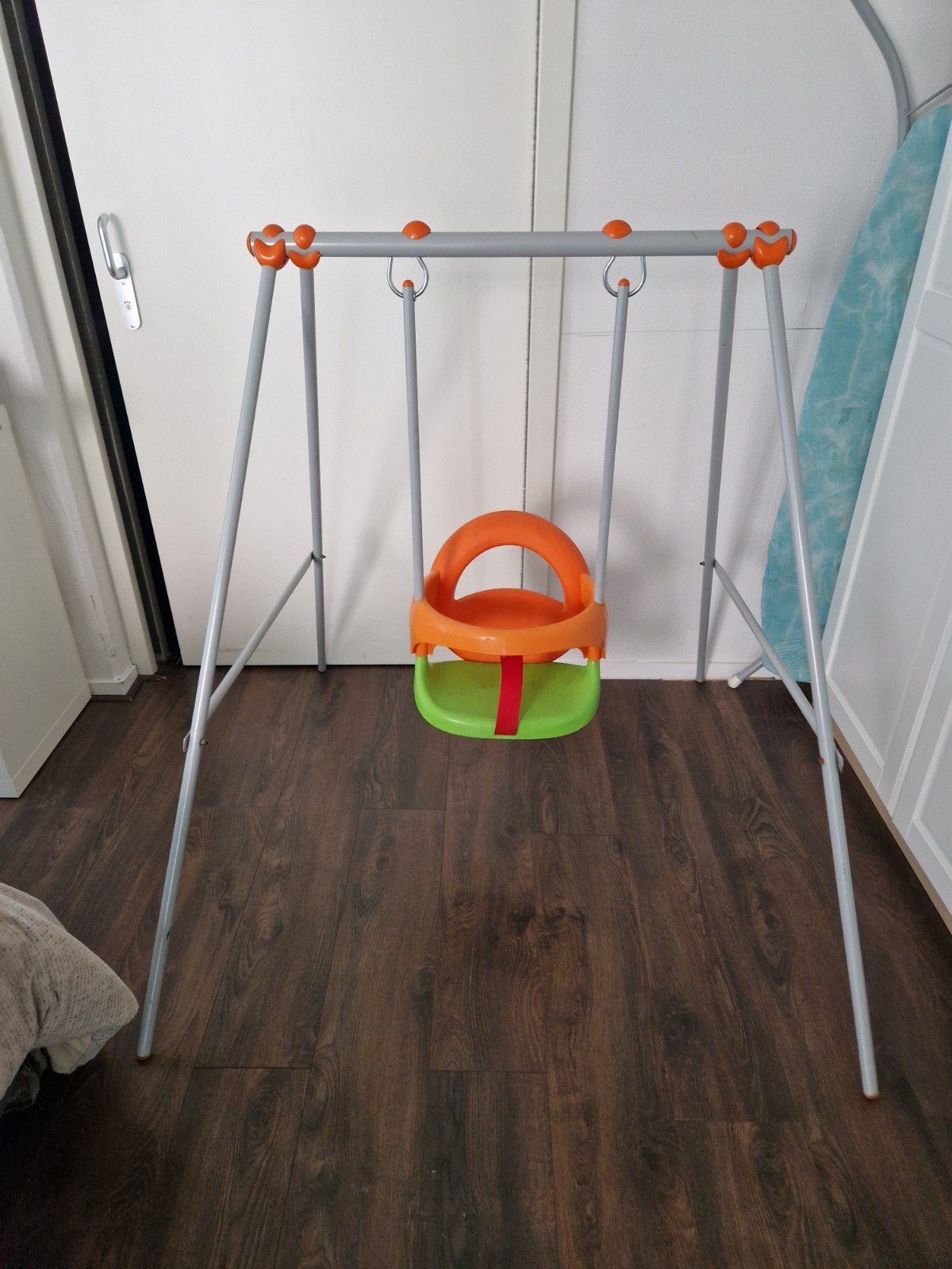 Baby schommel met standaard - Oranje/Groen, Ophalen of Verzenden, Gebruikt, Schommel