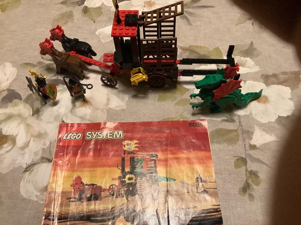Lego 6056 dragon wagon, Kinderen en Baby's, Speelgoed | Duplo en Lego, Ophalen of Verzenden, Gebruikt, Complete set, Lego