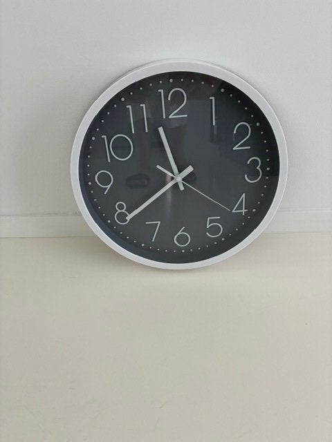 Moderne ronde wandklok., Huis en Inrichting, Ophalen, Wandklok, Grijs, Analoog