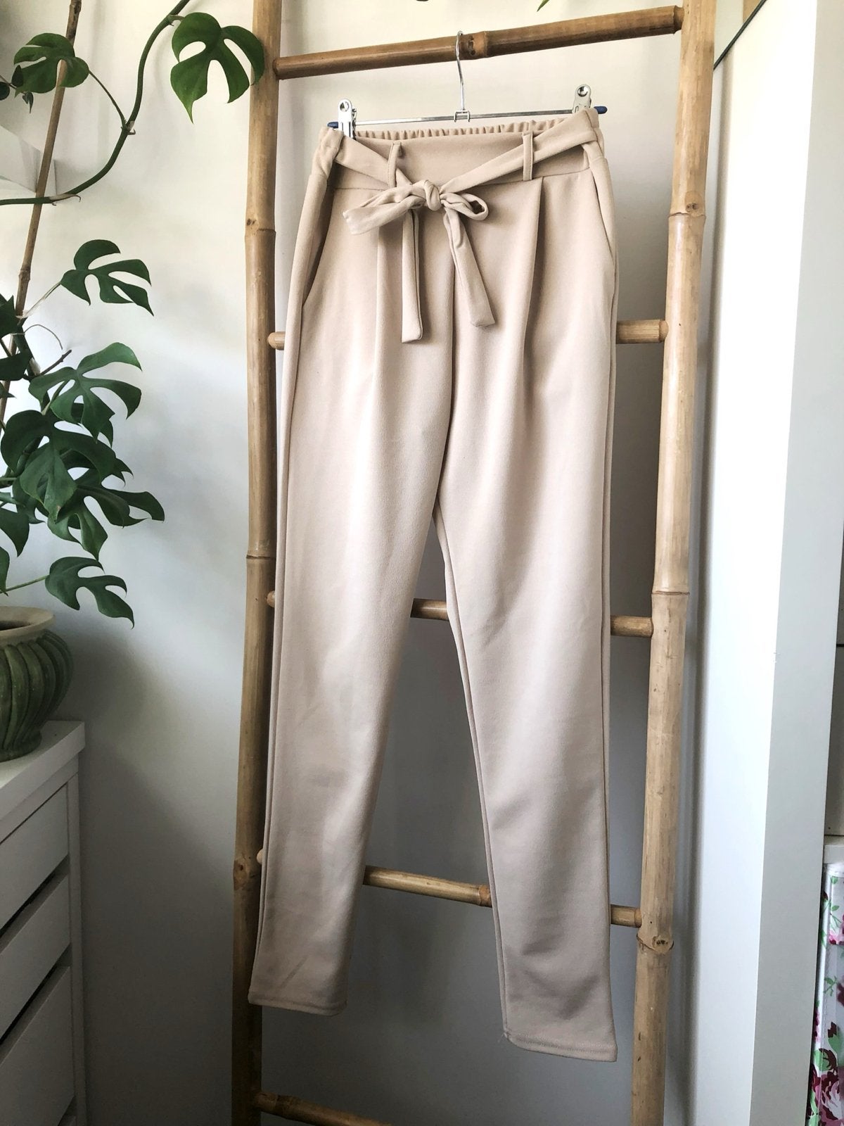 Nieuwe beige broek met strikdetail - One Size, Maat 38/40 (M), Beige, Nieuw, Ophalen of Verzenden