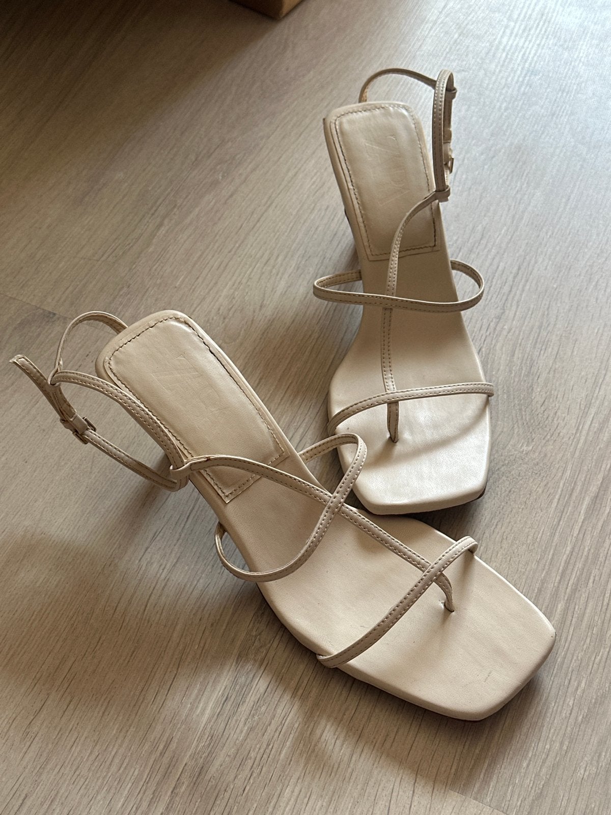 Crème hakken sandalen van Zara maat 39, Schoenen met lage hakken, Beige, Ophalen of Verzenden, Gedragen