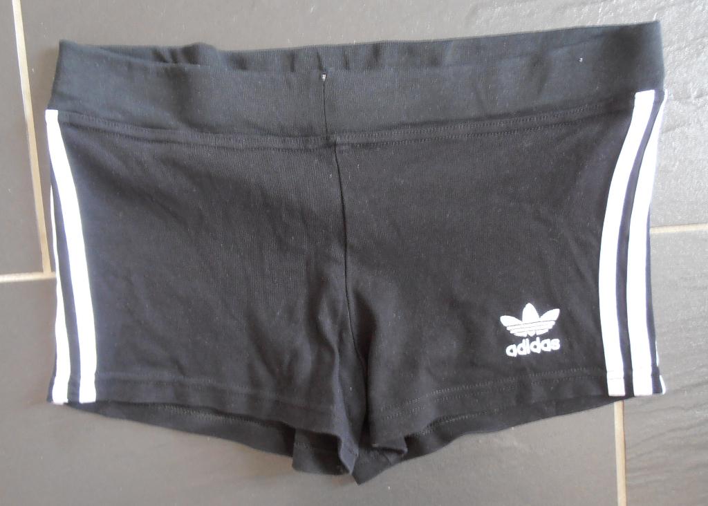2 sportbroekjes maat M, Adidas, Zwart, Ophalen of Verzenden, Zo goed als nieuw