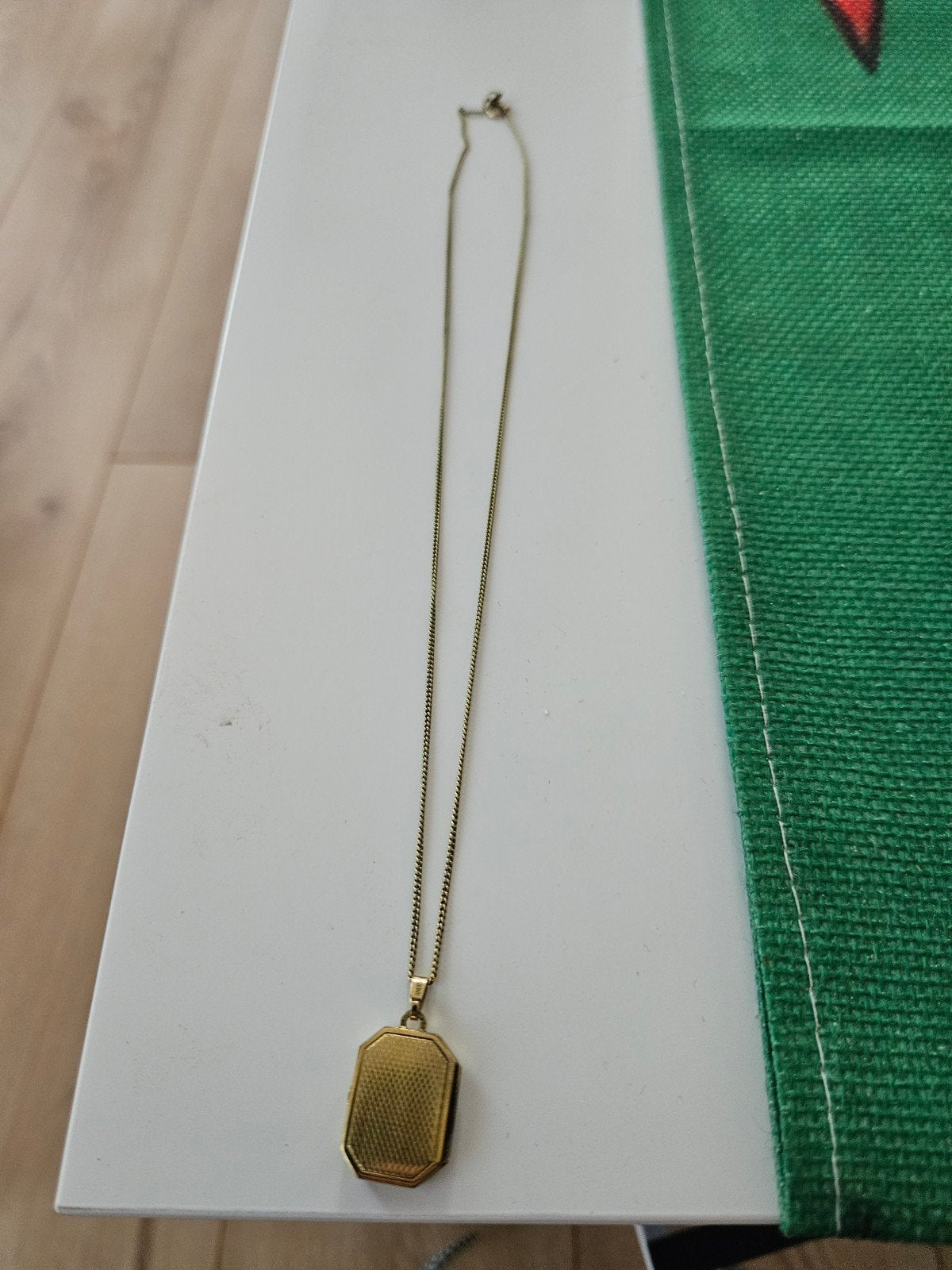 Vintage gold plated medaillon ketting met gravure, Ophalen of Verzenden, Zo goed als nieuw, Goud, Overige materialen