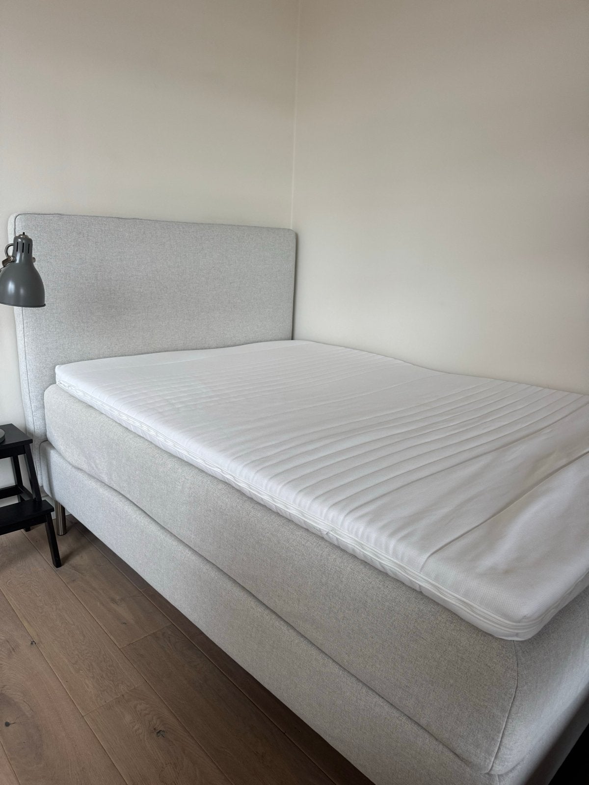 Zo goed als nieuw tweepersoons boxspring met topper, Ophalen, 140 cm, Zo goed als nieuw, Twijfelaar
