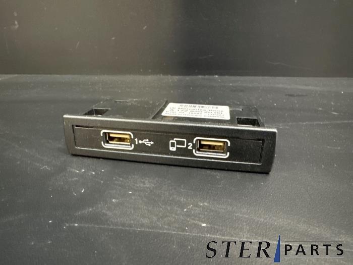 AUX/USB aansluiting van een Mercedes GLE, Gebruikt, -, Ophalen of Verzenden, -