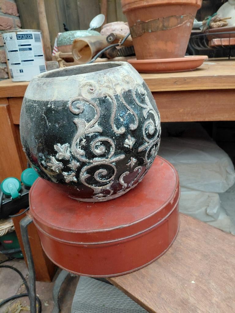 Zwarte sierbloempot, Rond, Ophalen of Verzenden, Balkon, Aardewerk