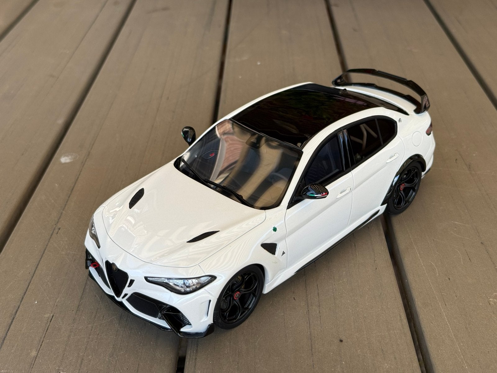 1:18 Alfa Romeo Giulia Quadrifoglio Bianco Trofeo, Ophalen of Verzenden, Zo goed als nieuw, Overige merken