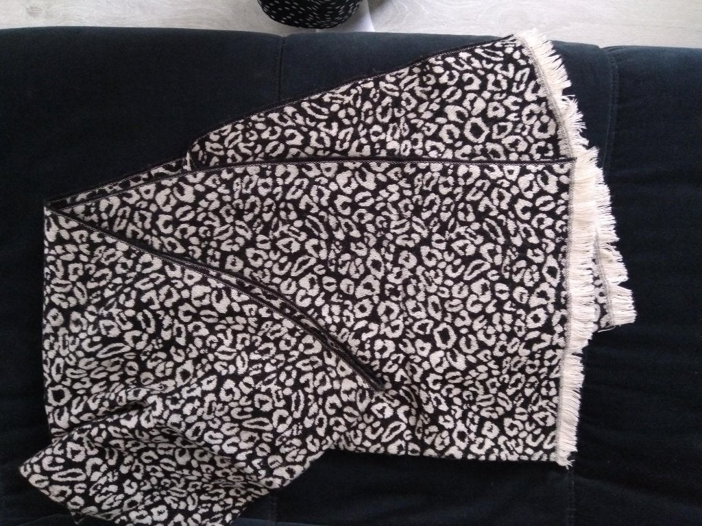 supermooie grote zwart/witte sjaal [2m.lang, 66cm.breed], Kleding | Dames, Mutsen, Sjaals en Handschoenen, Ophalen of Verzenden
