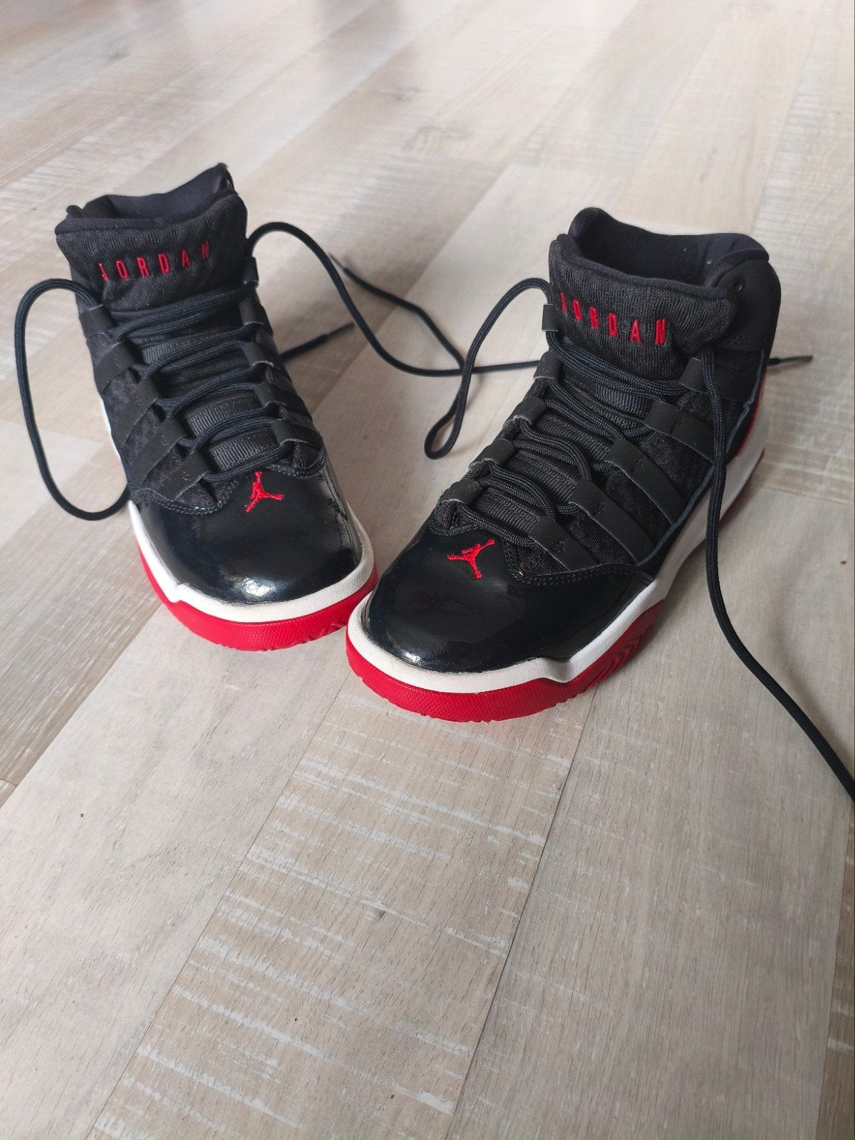 Jordan sneakers zwart rood maat 35.5, Ophalen, Gebruikt, Jordan, Jongen of Meisje