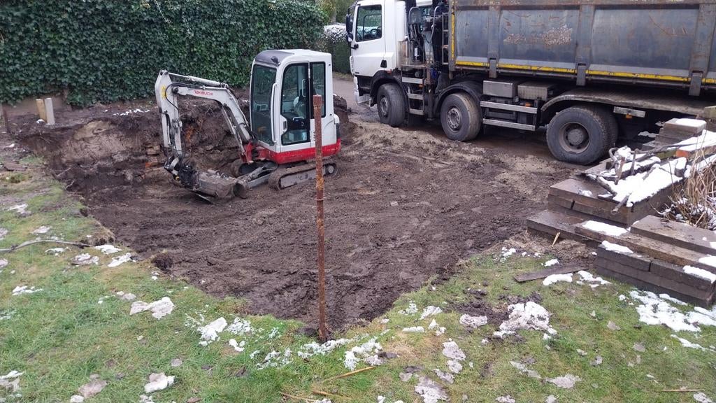 Afvoer grond zand puin tuinafval graafwerk knijperauto.