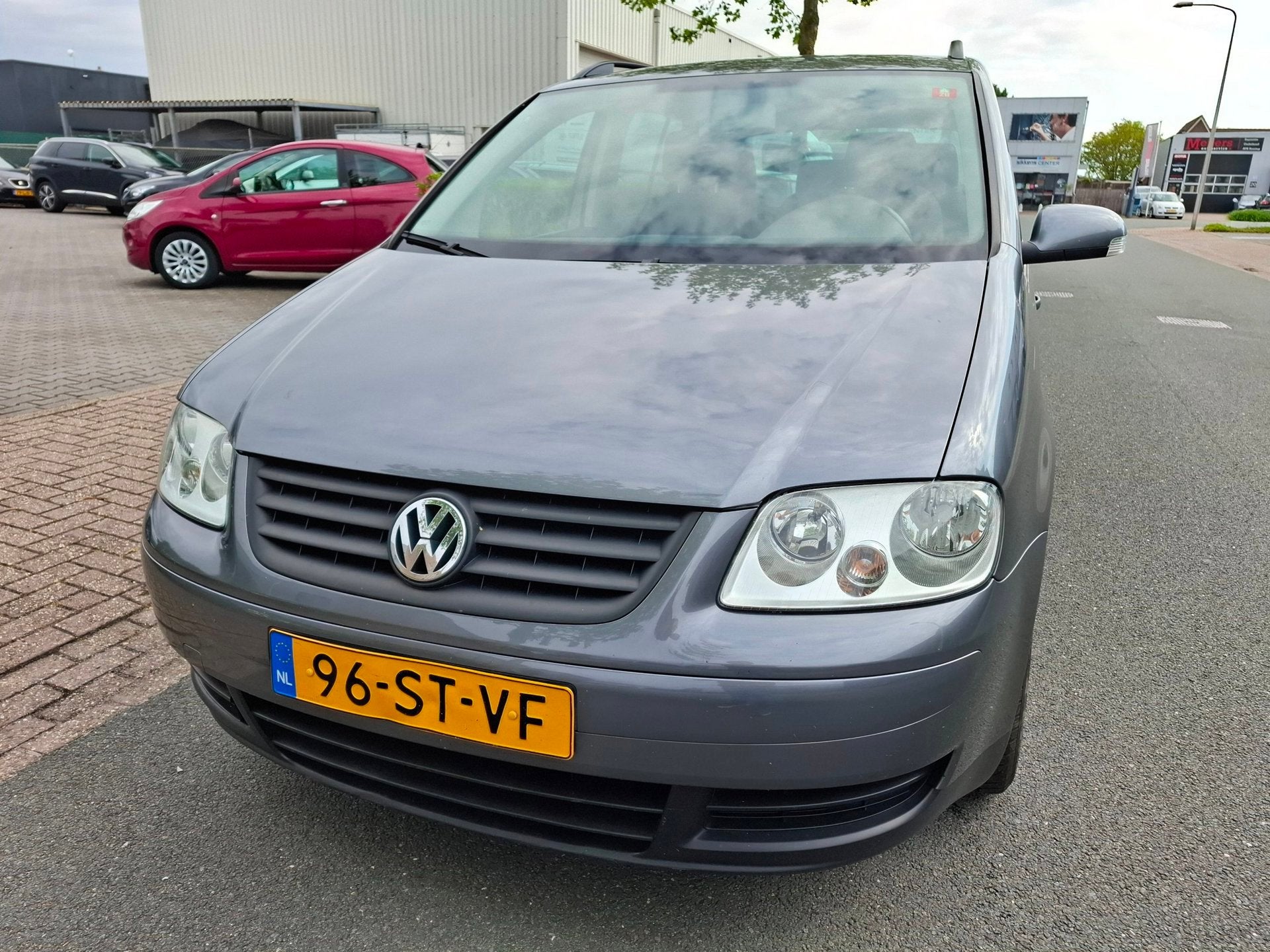 Volkswagen Touran 1.6-16V FSI Business AIRCO/CRUISE!, Dealer onderhouden, Stof, Gebruikt, Zwart