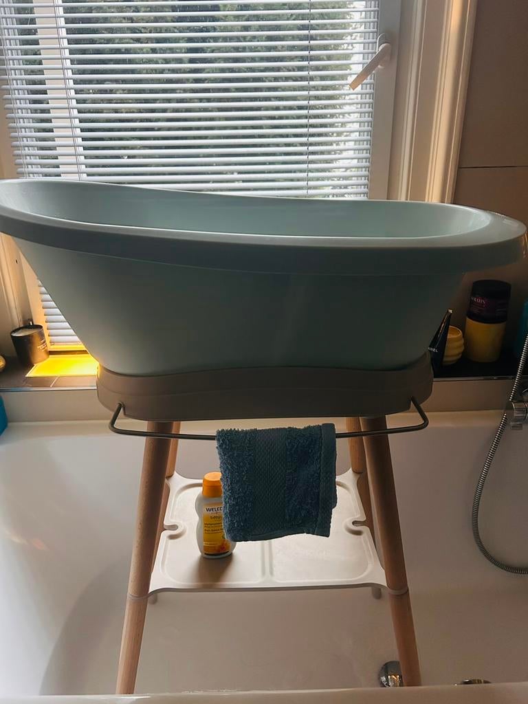 Baby bathtub + solid wooden legs, comfortable for your back, Gebruikt, Ophalen of Verzenden, Badje, Bébé-jou