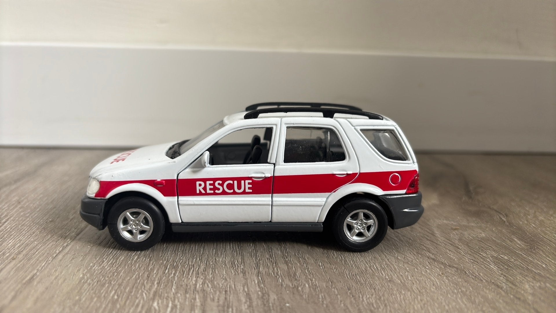 Mercedes Benz M-class ambulance, Hobby en Vrije tijd, Modelauto's | 1:43, Ophalen of Verzenden, Zo goed als nieuw, Auto, Overige merken