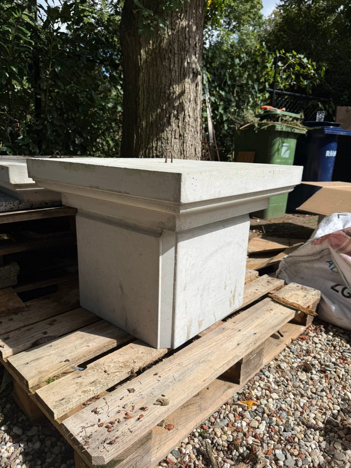 2x zware betonnen zuilpet / paalmuts 70x70 cm, Ophalen, Zo goed als nieuw