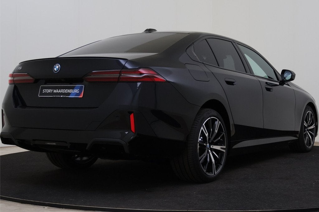 BMW i5 eDrive40 M Sport / Trekhaak / Achteruitrijcamera / Bo, Auto's, BMW, Automaat, 2095 kg, Achterwielaandrijving, Zwart