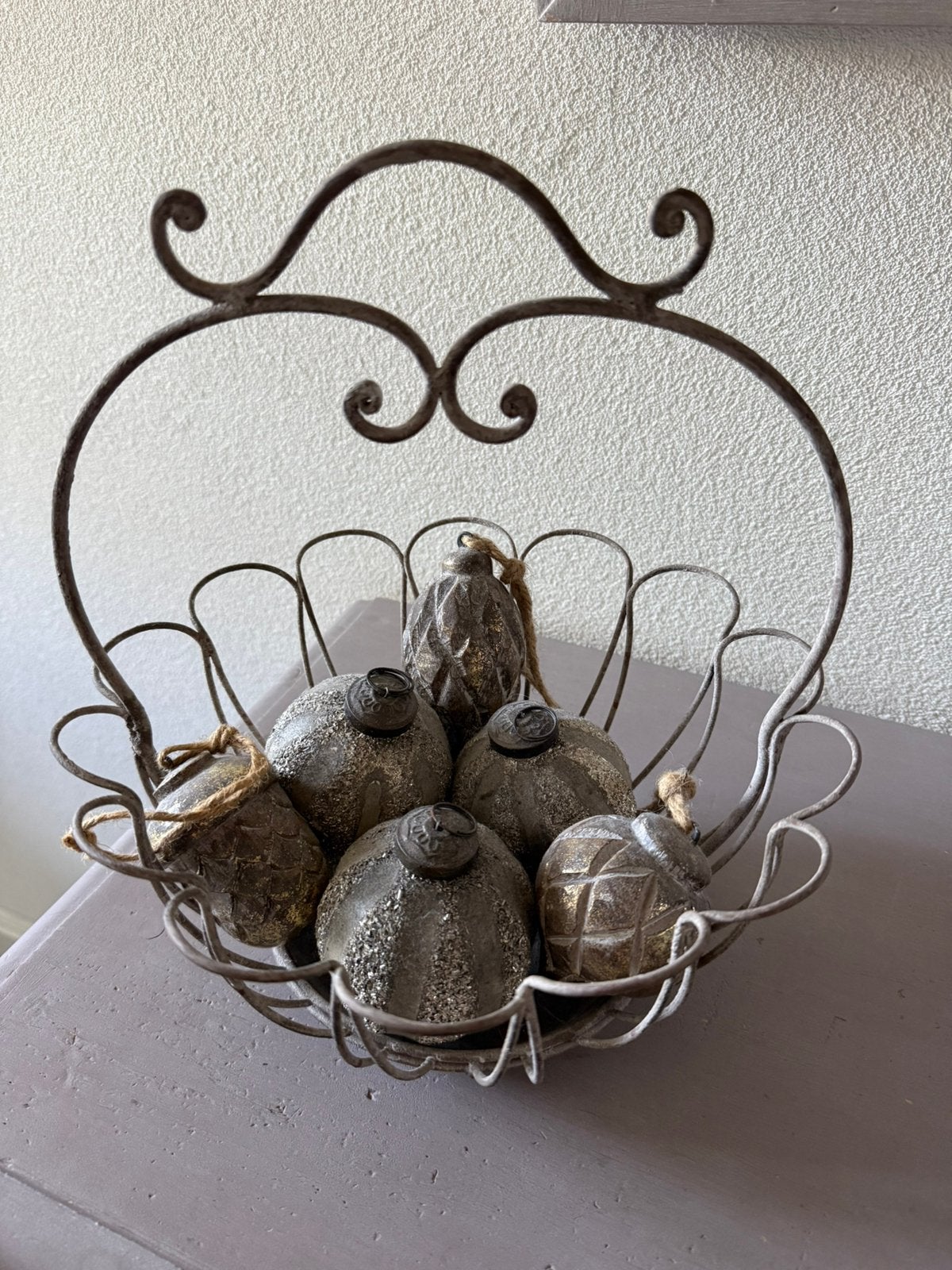 Decoratieve mand met sierballen, Huis en Inrichting, Ophalen, Zo goed als nieuw