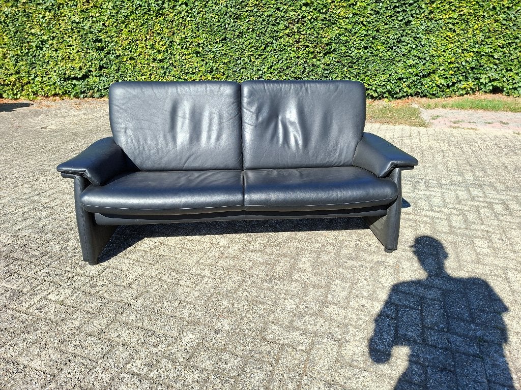 nieuwstaat zwart rundleren 3 zits bank nieuwstaat senioren, Huis en Inrichting, Banken | Bankstellen, Ophalen, Gebruikt, 75 tot 100 cm