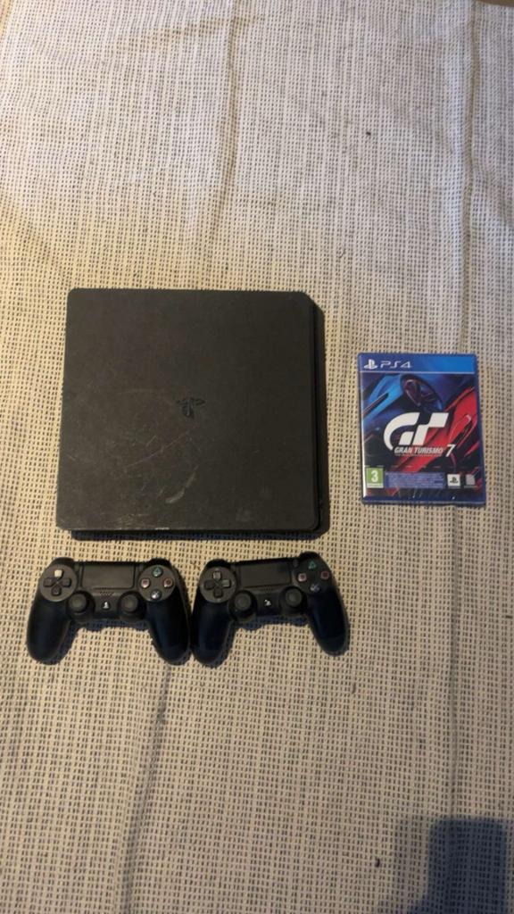 PS4 Slim met 2 controllers en Gran Turismo 7, Verzenden, Zo goed als nieuw