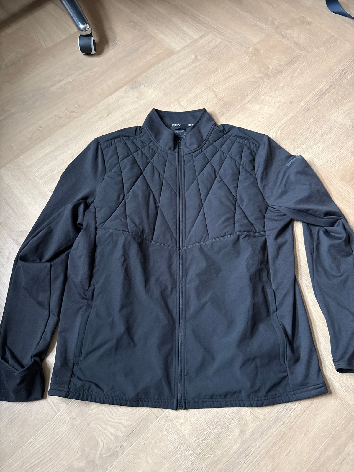 Nieuwstaat Puma Run Heatgear Hardloopjack Maat XL, Zwart, Maat 56/58 (XL), Ophalen of Verzenden, Zo goed als nieuw