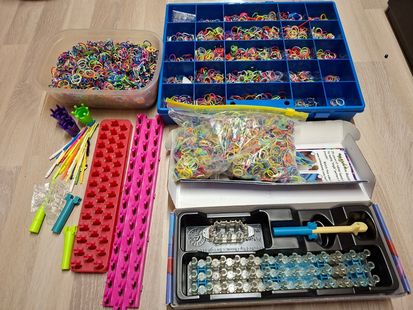 Grote Rainbow Loom set met veel elastiekjes en accessoires, Ophalen, Gebruikt, Knutselen
