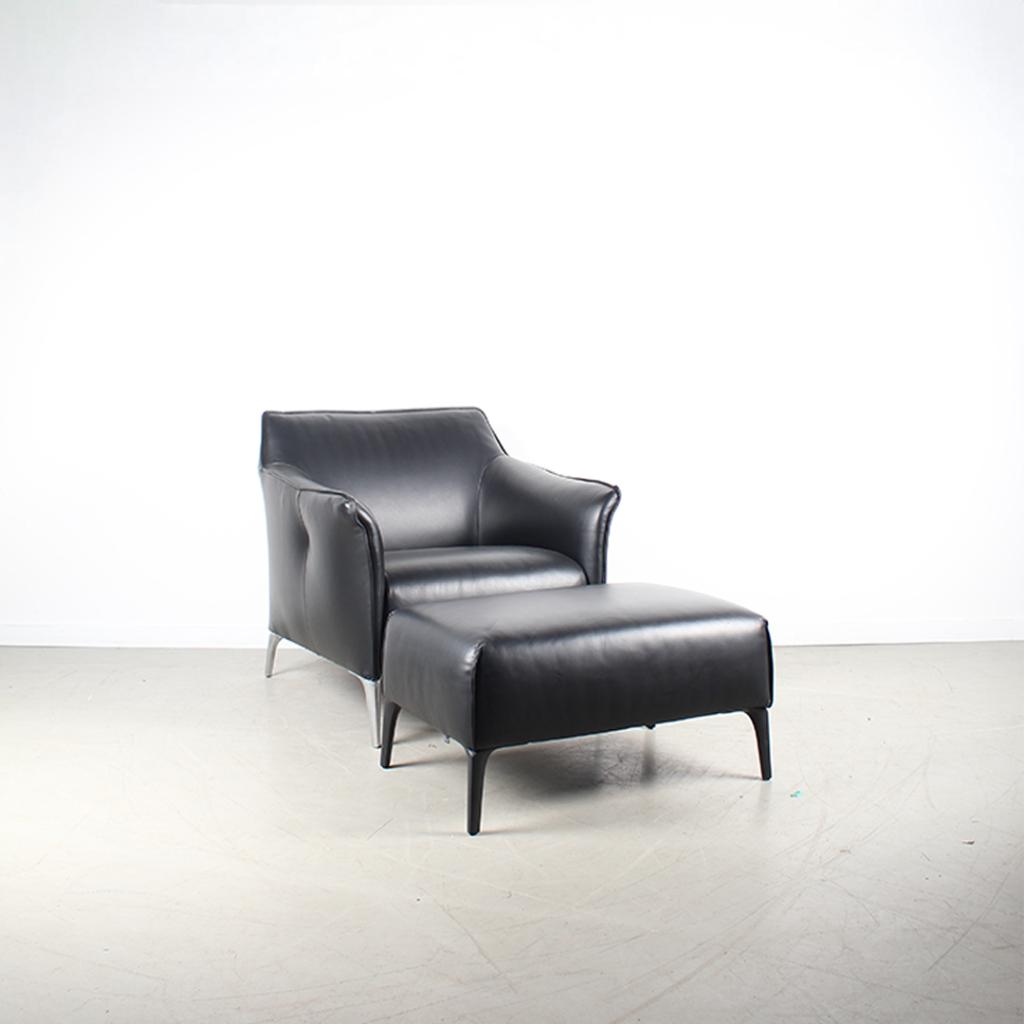 2x Leolux Mayon Fauteuil + Hocker Zwart Leer – Staal, Huis en Inrichting, Fauteuils, Niet ingevuld, Niet ingevuld, Ophalen of Verzenden