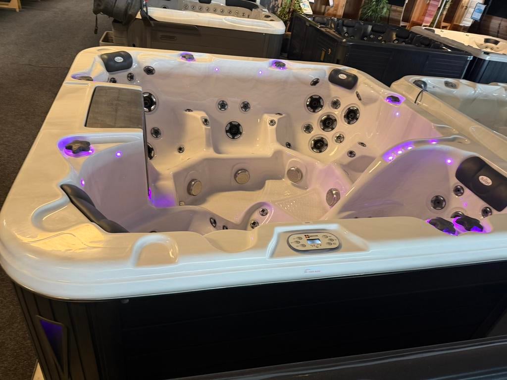 Jacuzzi Spa 230x230 – Balboa – Plug & Play 220V – Luxe Model, Ophalen, Zo goed als nieuw, Trap, Vast