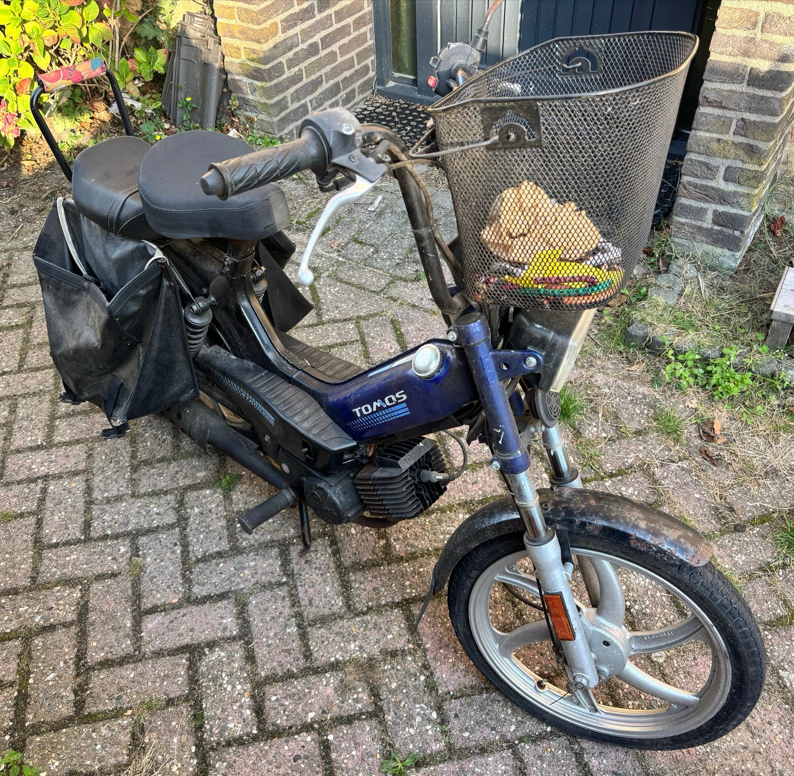 Tomos bromfiets met mand en fietstassen, Fietsen en Brommers, Ophalen, Gebruikt, 49 cc, Maximaal 25 km/u