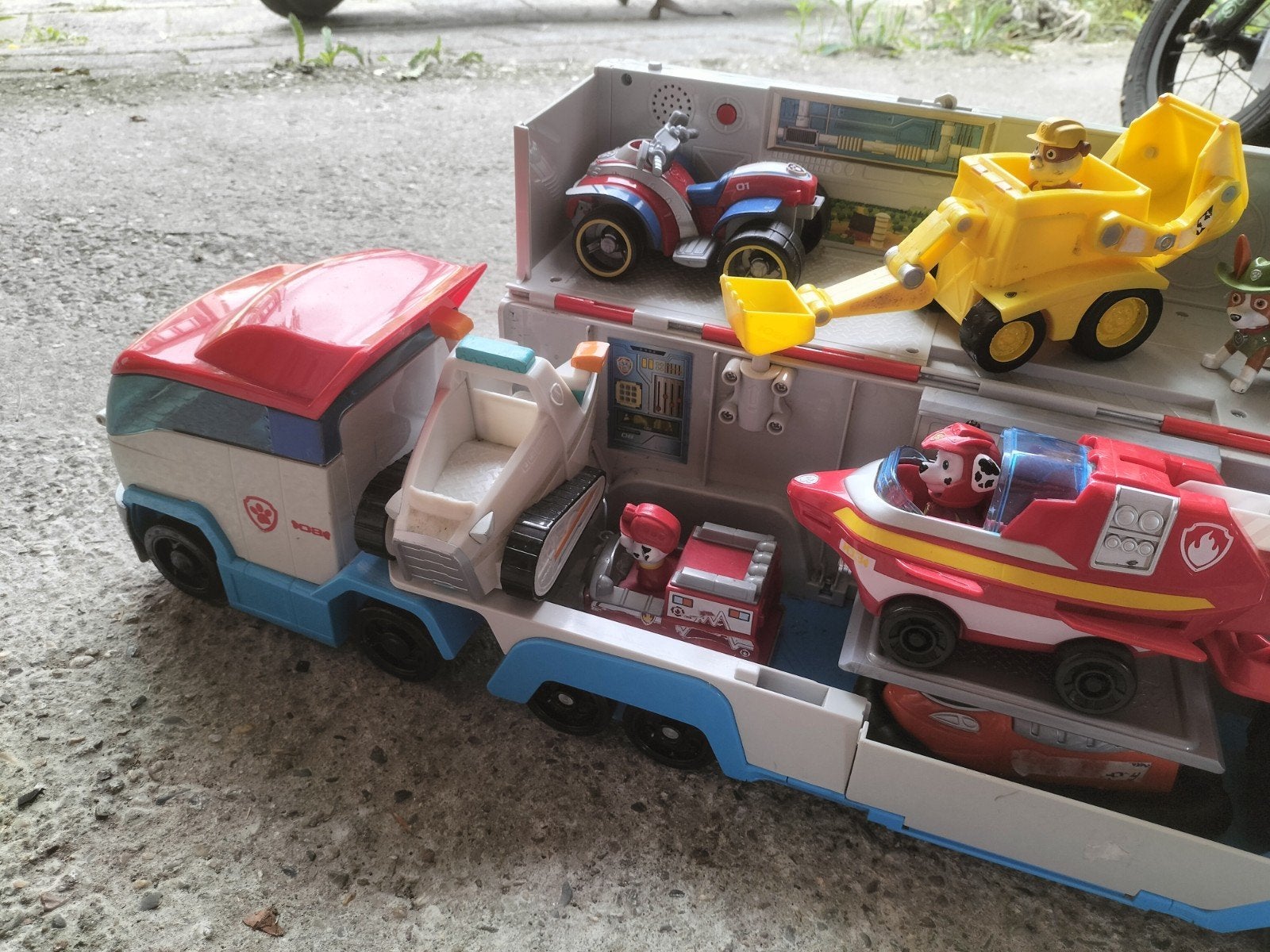 Paw patrol vrachtwagen met pups, Ophalen