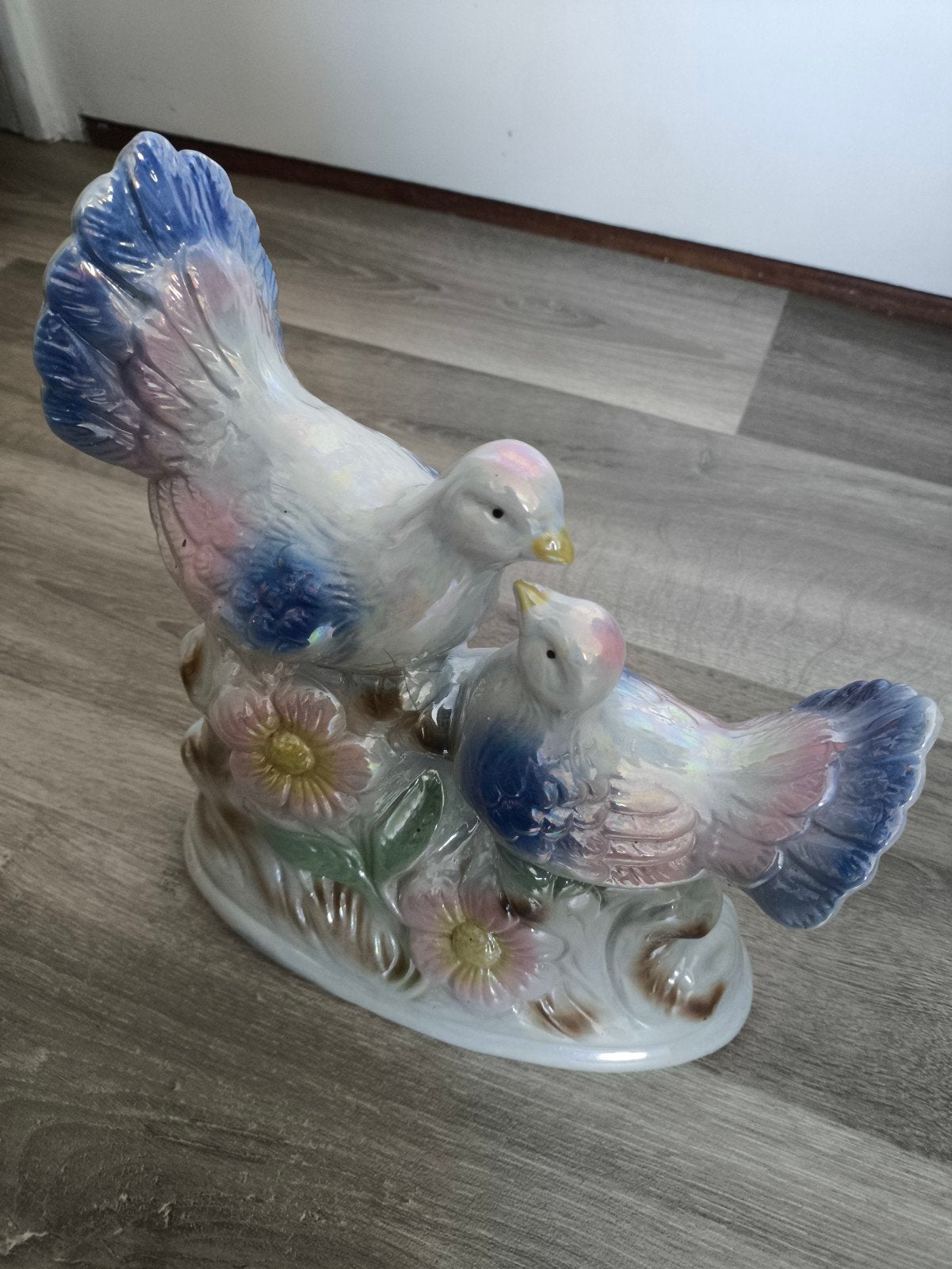 Prachtig porseleinen beeldje met twee duiven en bloemen, Ophalen, Zo goed als nieuw, Dier