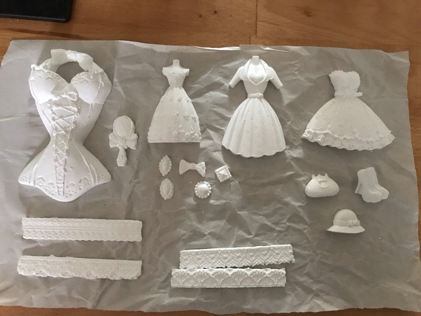 Diverse witte knutselvormen: jurken, korset, accessoires, Nieuw, Ophalen of Verzenden, Overige materialen, Overige merken