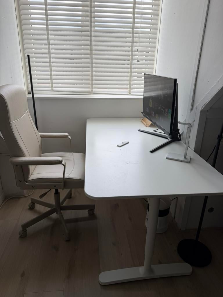 Ikea bureau en bureaustoel zgan nauwelijks gebruikt!, Huis en Inrichting, Bureaus, Zo goed als nieuw, Ophalen of Verzenden