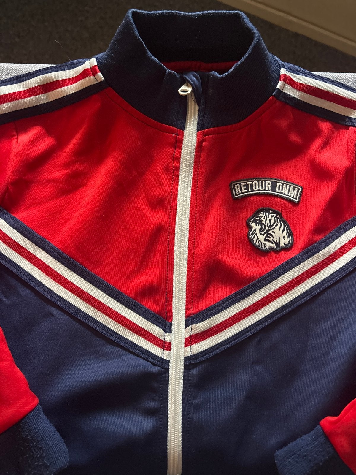Retour vestje trainingsjasje maat 104/110, Ophalen of Verzenden, Zo goed als nieuw, Jongen of Meisje, Trui of Vest