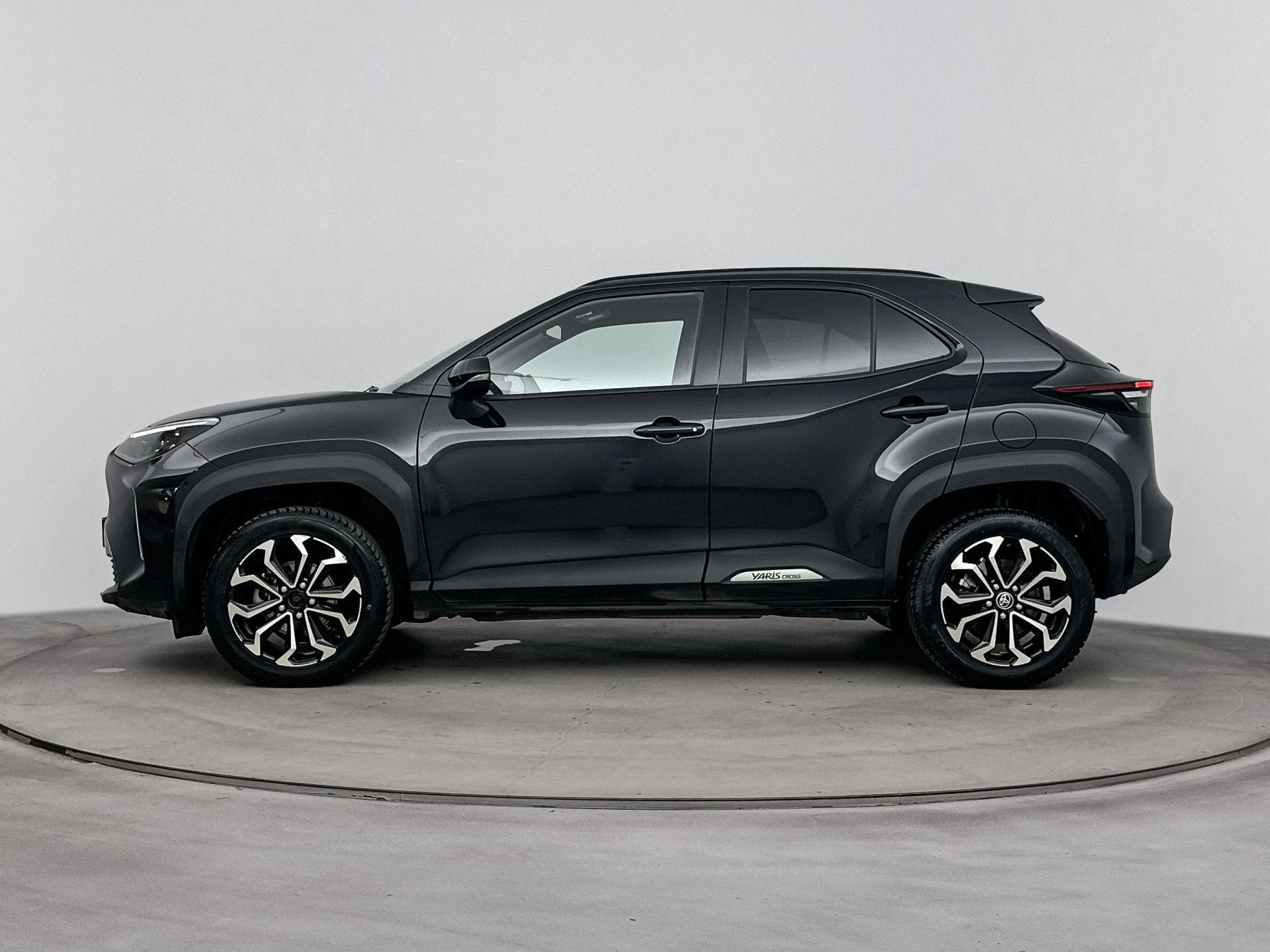 Toyota Yaris Cross 1.5 Hybrid 130 Dynamic | Voorruit-Stuur-S, 12 maanden, Stof, Gebruikt, Zwart