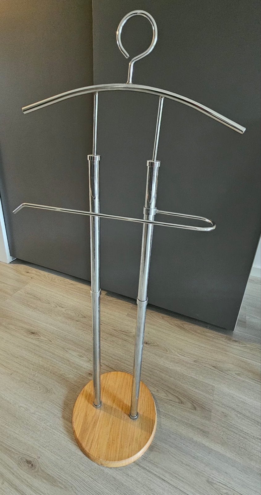 Kledingstandaard / Valetstandaard met houten voet, Ophalen, Gebruikt, 100 tot 150 cm, Metaal