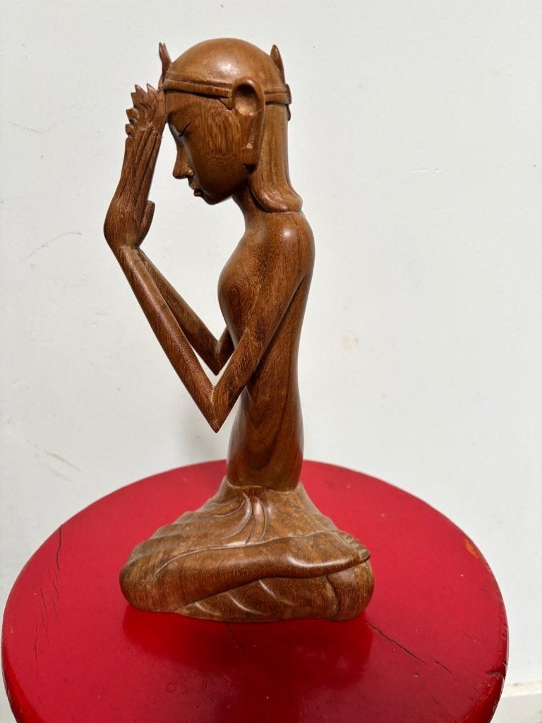 vintage Balinees Art Deco houtsculptuur van biddende vrouw, Houtsnijwerk, Art deco, Ophalen of Verzenden, 20 - 50 cm