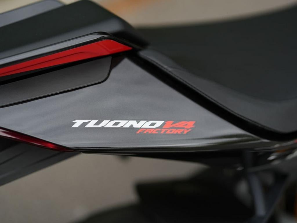 Aprilia Tuono v4 Factory | Als Nieuw !! (bj 2024) 4,433 km, 1077 cc, 4 cilinders, Motorrijbewijs A, Bedrijf