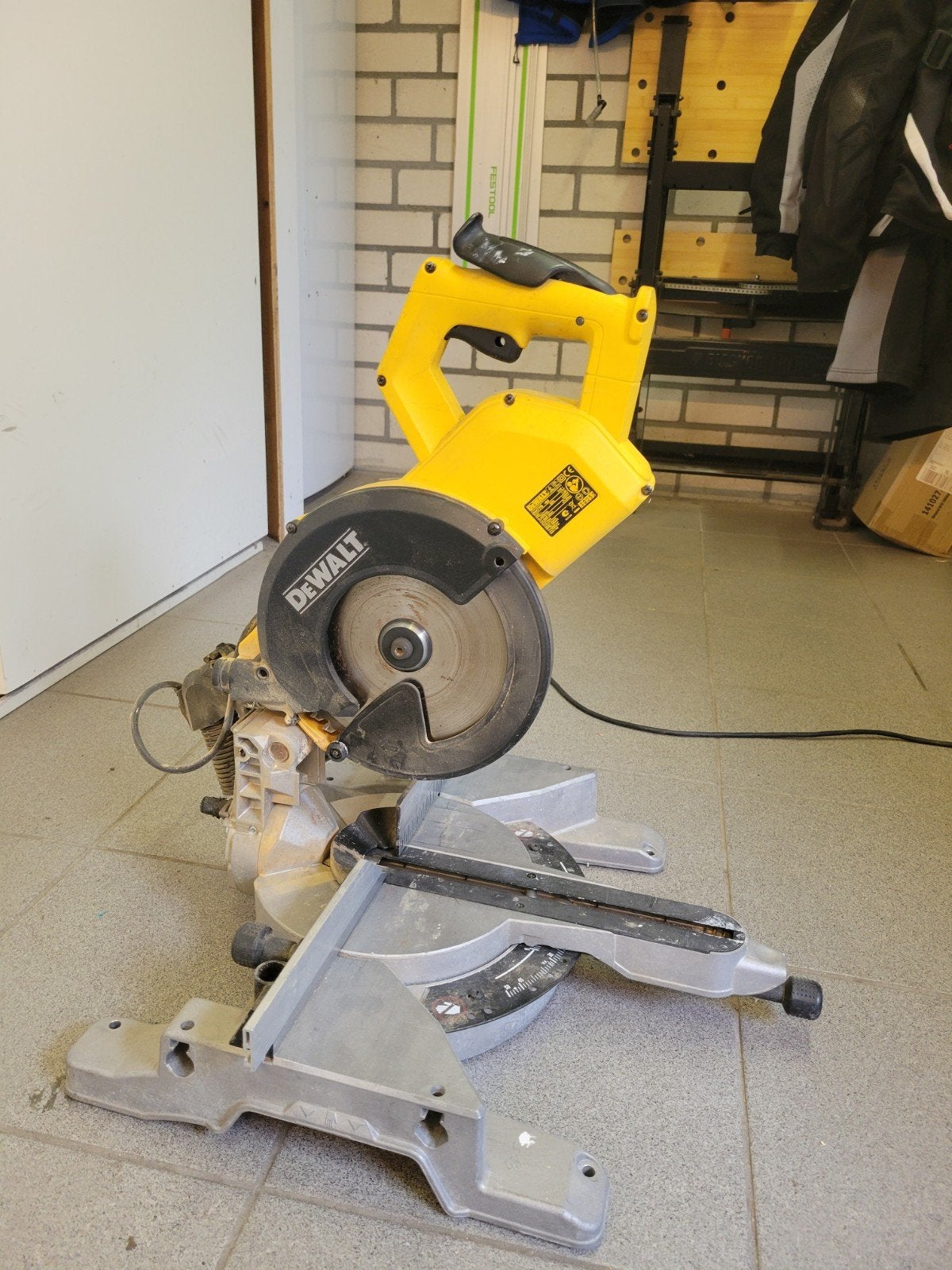 dewalt afkortzaag, Doe-het-zelf en Verbouw, Gereedschap | Zaagmachines, Ophalen, 1200 watt of meer, Afkortzaag, 70 mm of meer