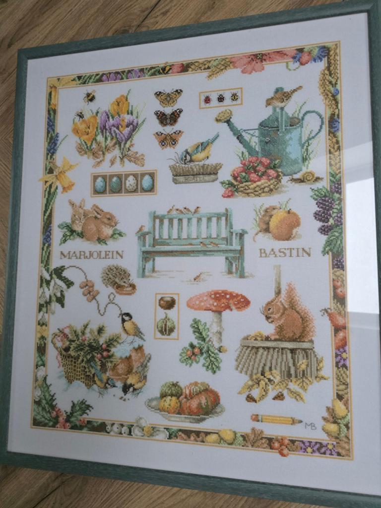 Twee ingelijste merklappen, handwerk en geborduurd., Ophalen