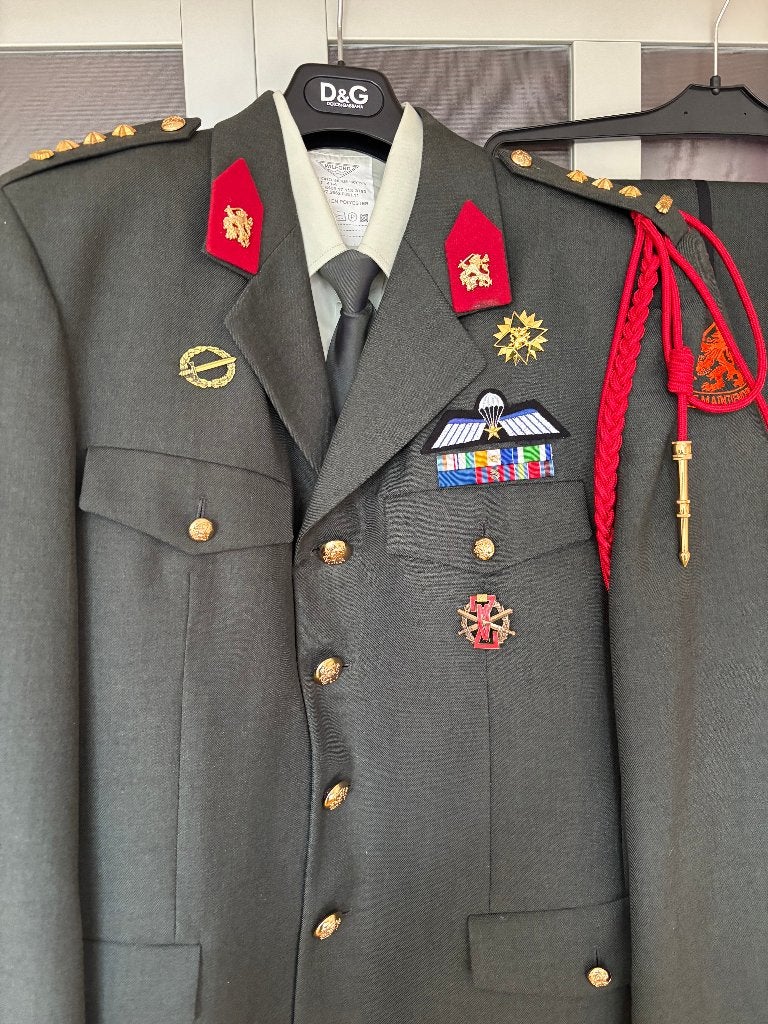 Dt 2000 generale staf jas met emblemen met rode erekoord, Verzamelen, Militaria | Algemeen, Verzenden, Landmacht, Nederland, Kleding of Schoenen