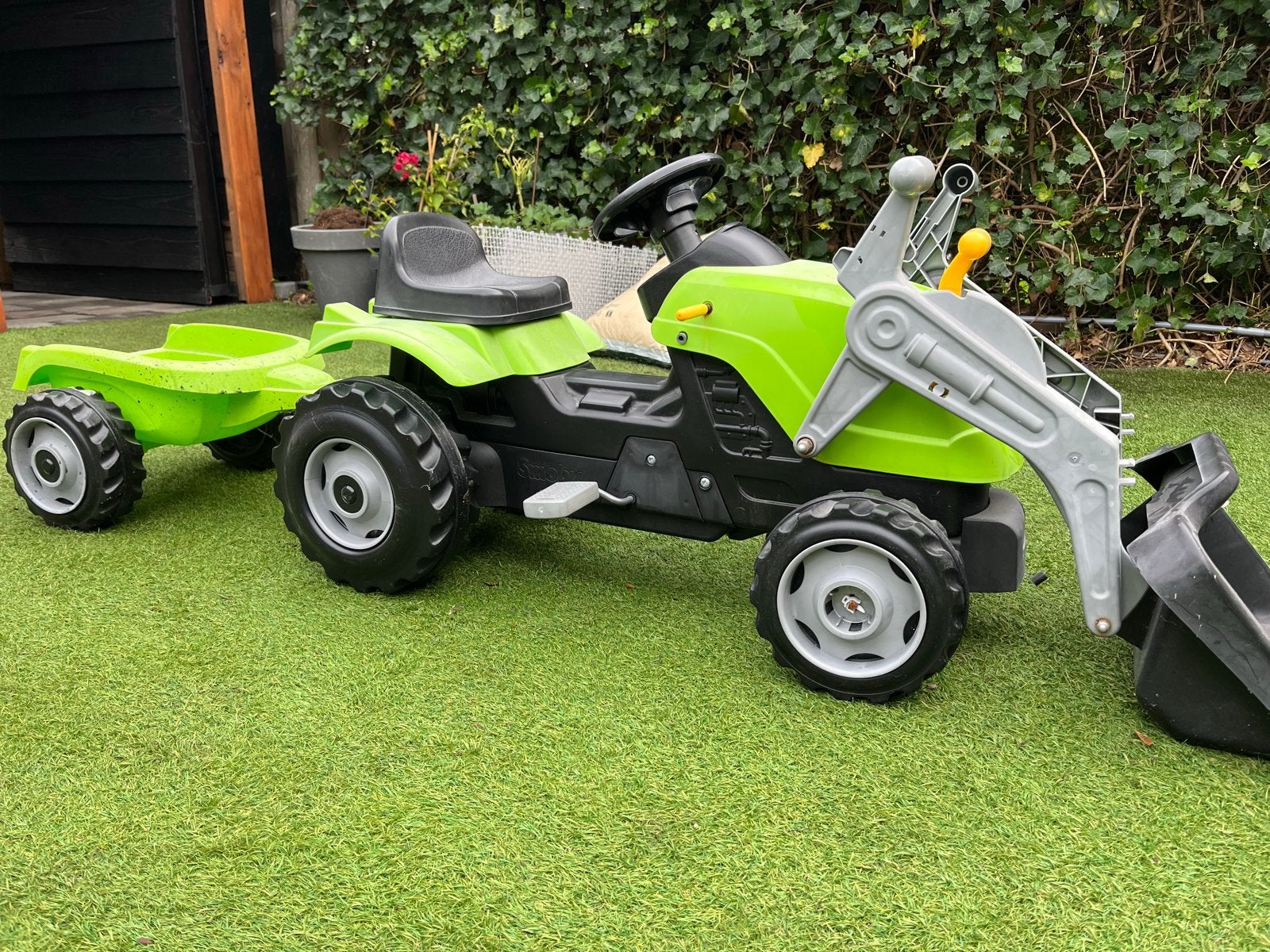 GRATIS | Groene traptractor met aanhanger en voorlader, Ophalen of Verzenden, Gebruikt, Trapvoertuig