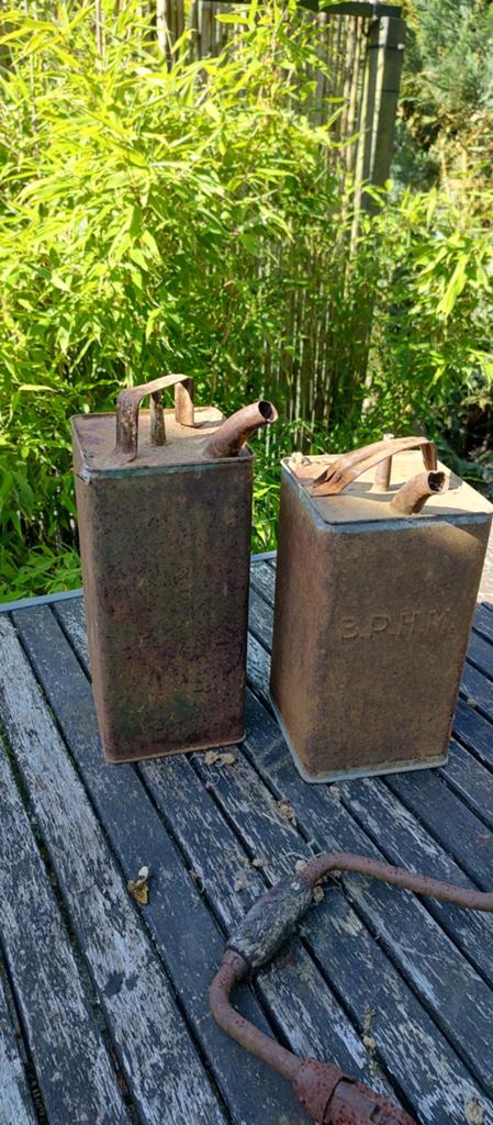 Twee brocante roestige oliekannen, Ophalen