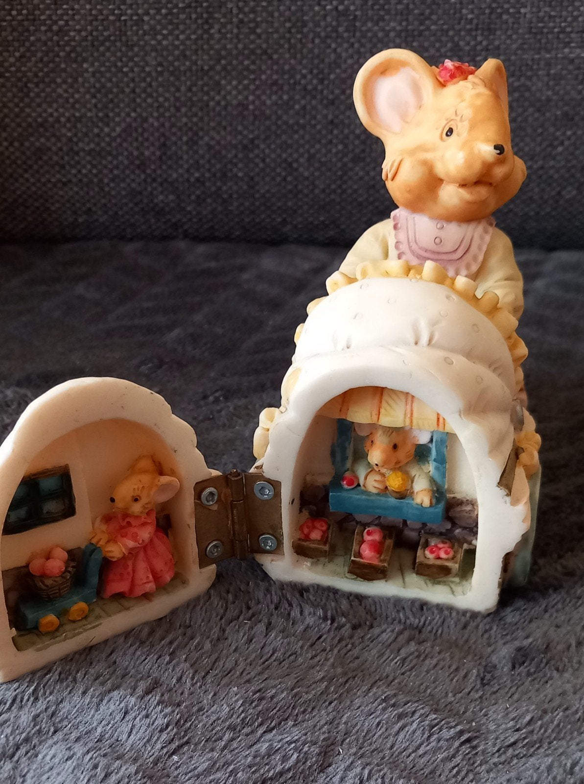 Vintage Scharnierende Miniatuur Enesco KT Muis Kinderwagen, Ophalen of Verzenden, Zo goed als nieuw, Overige soorten, Beeldje of Figuurtje