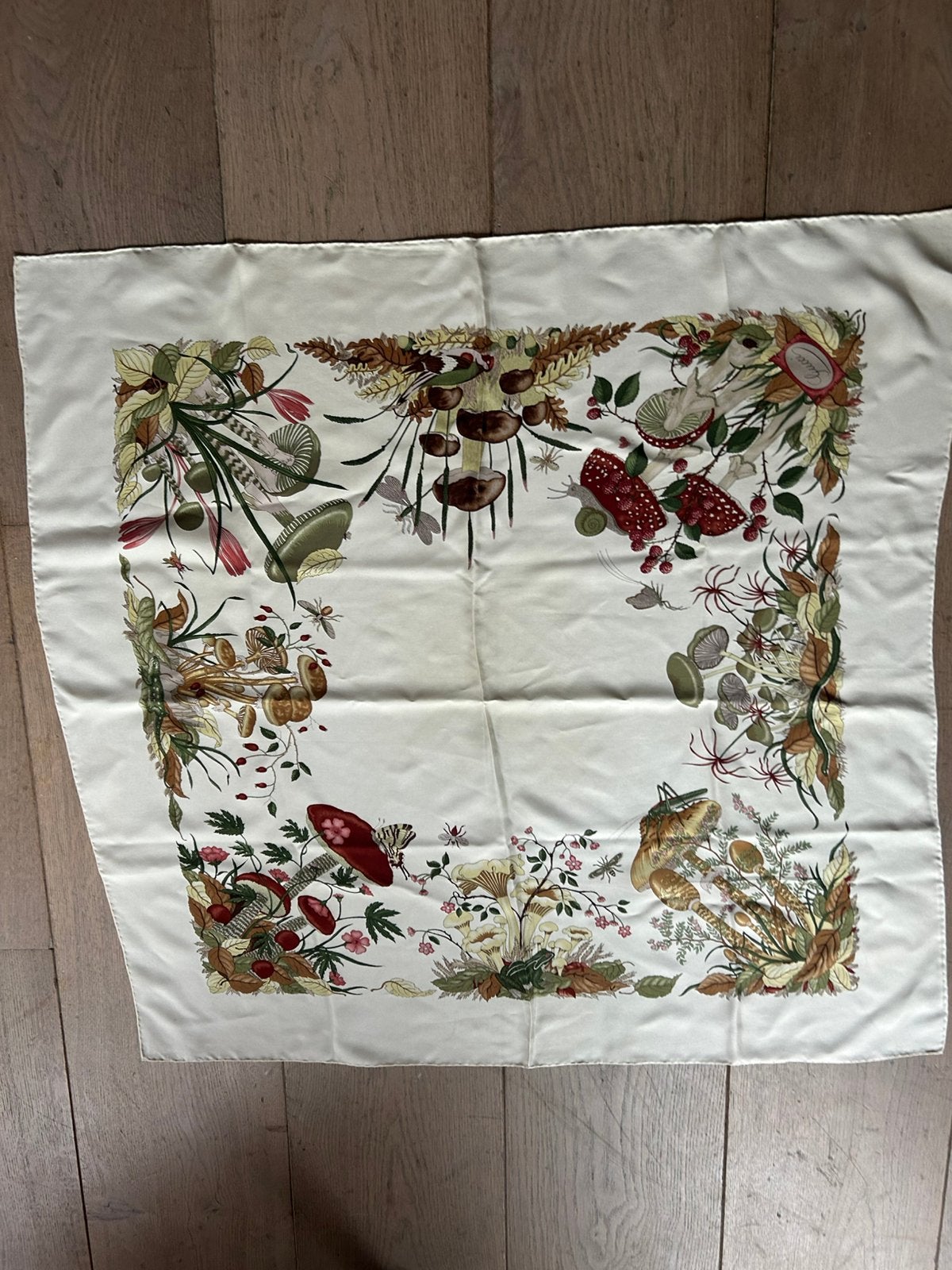 Gucci vintage zijde najaars sjaal 87x85 cm izgst, Ophalen, Zo goed als nieuw, Maat 46/48 (XL) of groter, Sjaal