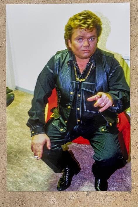 Org. kleurenfoto 30x20 cm Andre Hazes wijzend 29-11-1999, Verzamelen, Verzenden, Nieuw, Foto of Kaart