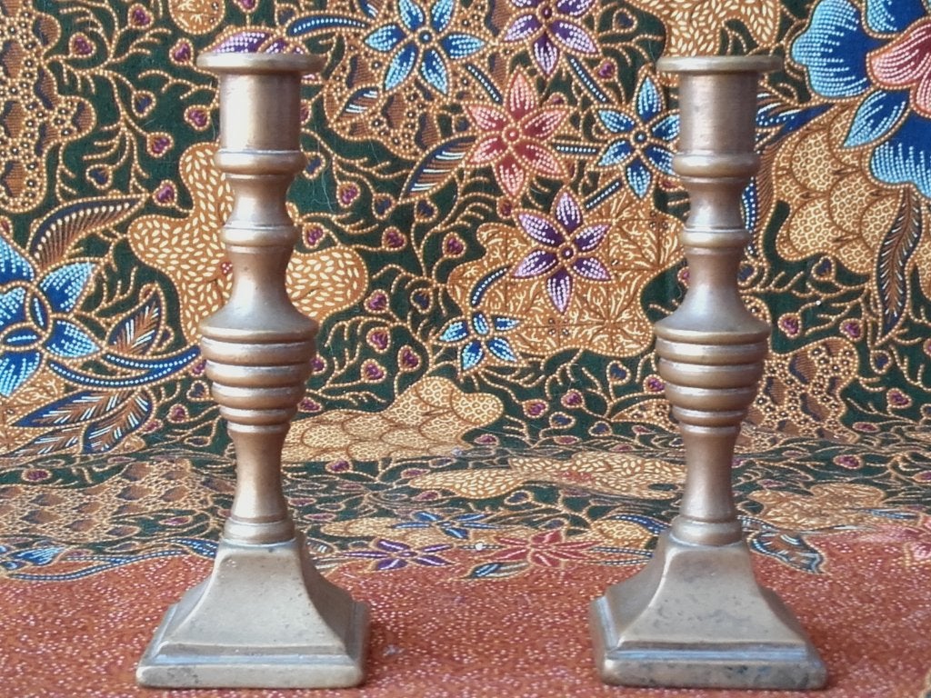 Mooi stel antieke kandelaartjes uit Engeland 9,3 cm. 1900., Antiek en Kunst, Ophalen of Verzenden, Koper of Brons
